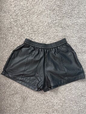 Everbellus Black Faux Leather Women’s Shorts XL